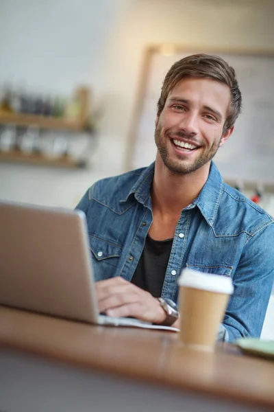 彼の地元の喫茶店で泣き叫んでいる コーヒーショップでノートパソコンと座っているハンサムな若い男の肖像画 — ストック写真