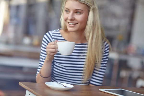 Kávét Boldogságot Egy Pohárban Egy Gyönyörű Fiatal Kávézik Egy Kávézóban — Stock Fotó