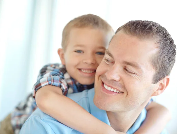 Tempo Qualidade Para Pai Filho Menino Bonito Abraçando Seu Pai — Fotografia de Stock