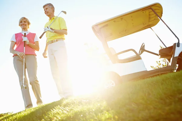 Zufriedenheit Nach Einem Tollen Golfspiel Attraktives Älteres Paar Auf Dem — Stockfoto