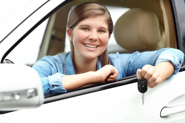 Primeiro Carro Dela Uma Adolescente Bonita Sorrindo Enquanto Sentada Seu — Fotografia de Stock