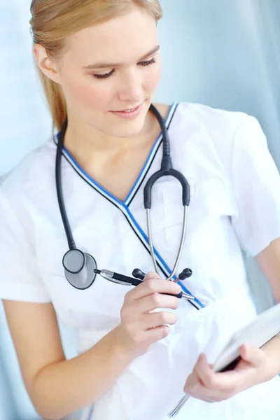 Verificar Ficheiros Uma Enfermeira Escrevendo Notas Seu Bloco Notas — Fotografia de Stock