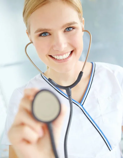 Vamos Verificar Ticker Retrato Uma Enfermeira Bonita Segurando Estetoscópio — Fotografia de Stock