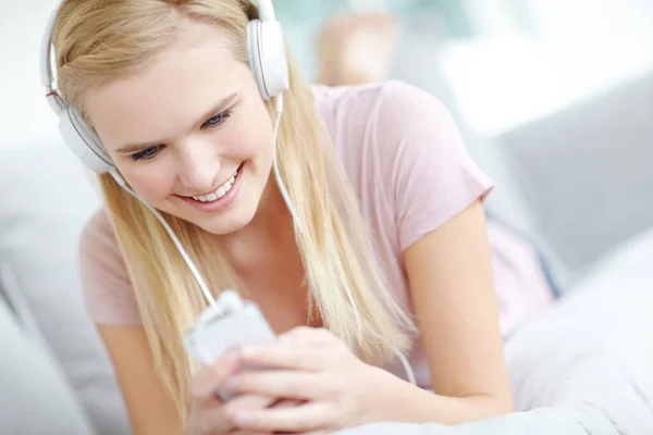 Its Music Her Ears Pretty Woman Listening Music Her Headphones — Stock Photo, Image
