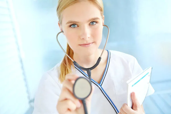 Verificações Regulares Garantem Boa Saúde Retrato Uma Enfermeira Bonita Segurando — Fotografia de Stock