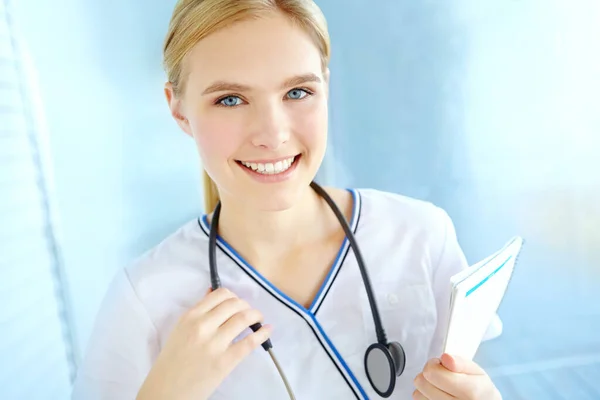 Ela Melhor Estagiária Médica Daqui Retrato Uma Enfermeira Bonita Com — Fotografia de Stock