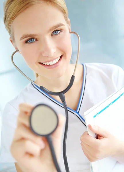 Está Hora Verificar Batimento Cardíaco Retrato Uma Enfermeira Bonita Segurando — Fotografia de Stock