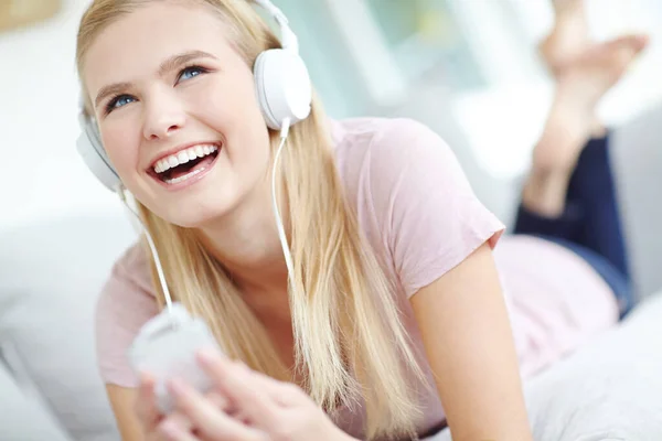 Disfrutando Del Lado Del Entretenimiento Tecnología Una Mujer Bonita Escuchando — Foto de Stock