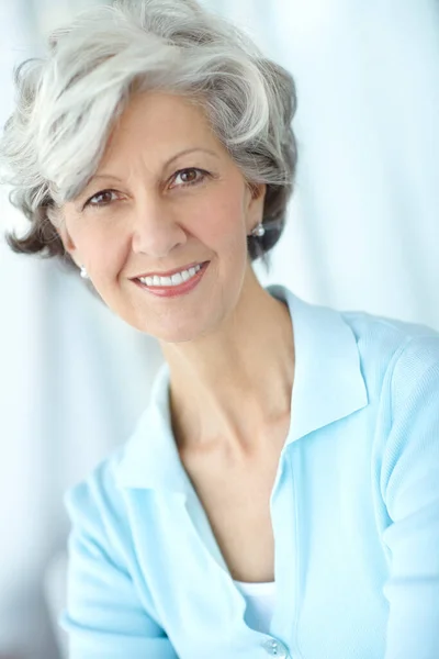 一个快乐的老年高加索女人的画像 灰白的头发 在家里享受着自由的时光 面对无忧无虑 快乐的退休女士微笑着 对生活感到乐观 优雅地步入老年 — 图库照片