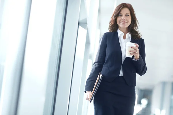 職場でコーヒーを飲みながら立っている幸せな実業家 ある女性ビジネスマンがオフィスでお茶を飲んでいる スタートアップ企業で一人で暖かい飲み物を楽しむビジネス専門家 — ストック写真