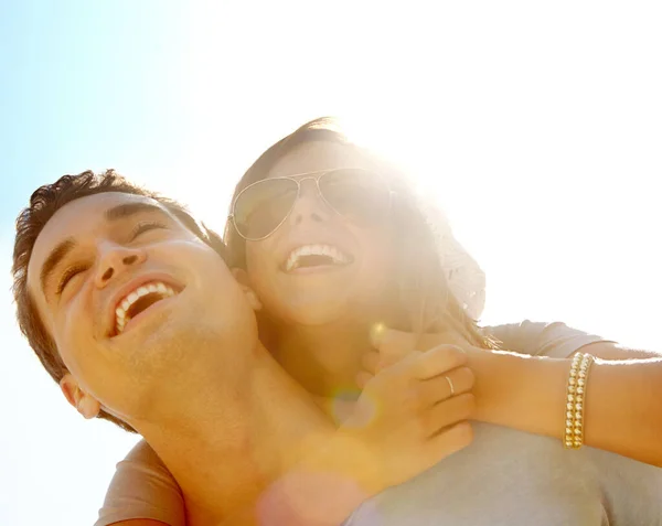 サンシャインブリス 彼らの後ろに太陽を抱えている外の幸せなカップルの終わり — ストック写真