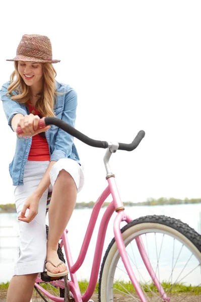 Наслаждаюсь Выходными Сельской Местности Молодая Женщина Сидящая Велосипеде Озера — стоковое фото