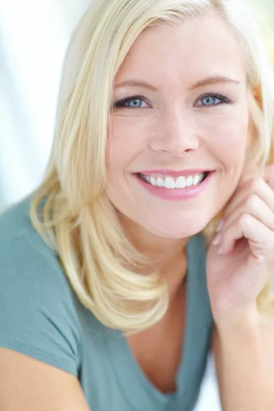 Hayat Hakkında Olumlu Hissediyorum Gülümseyen Güzel Sarışın Bir Kadının Kesilmiş — Stok fotoğraf