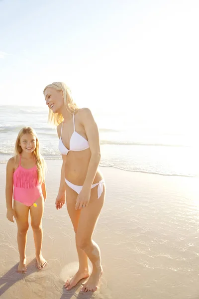 Mamma Vicino Mare Una Madre Sua Figlia Piedi Una Spiaggia — Foto Stock