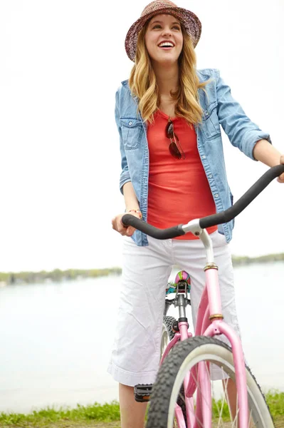 Мир Моя Игровая Площадка Молодая Женщина Едет Велосипеде Рядом Озером — стоковое фото