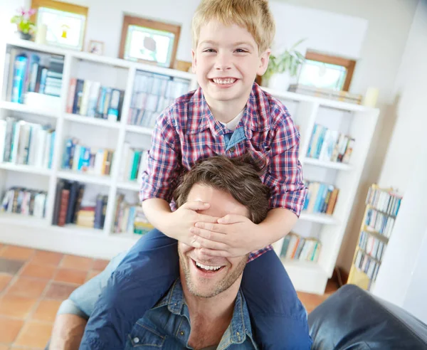 人生のシンプルな喜び 肩に腰かけながら父親の目を覆う少年が — ストック写真