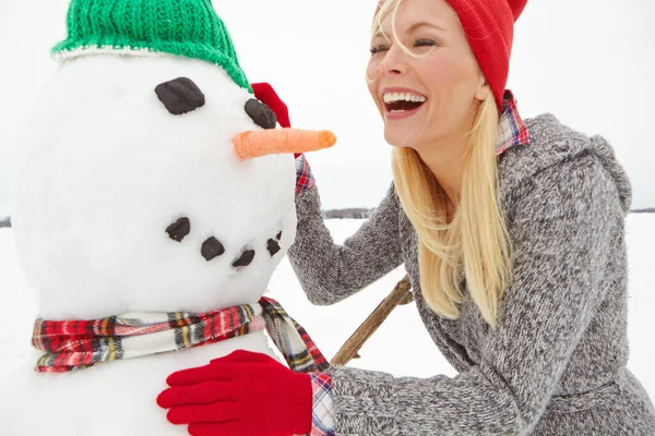 Χιονάνθρωπος Βρήκε Εύκολο Την Κάνει Γελάσει Μια Όμορφη Νεαρή Γυναίκα — Φωτογραφία Αρχείου