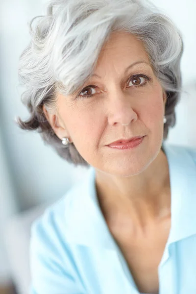 Porträtt Lycklig Seniorkaukasisk Kvinna Med Grått Hår Hemma Ansikte Och — Stockfoto