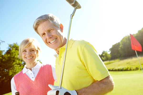 Het Meest Ontspannende Sport Ouderen Paar Houden Hun Golfclubs Ballen — Stockfoto