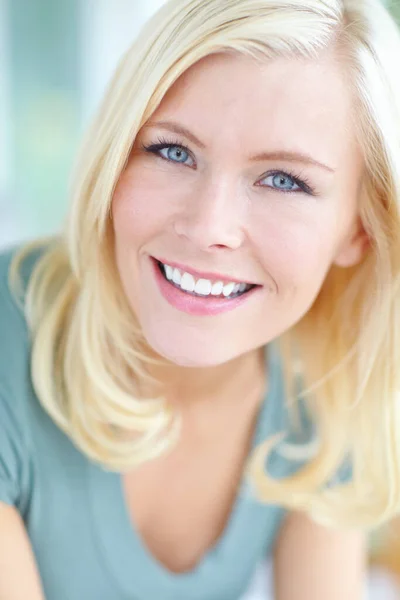 Naturalne Piękno Portret Pięknej Blondynki Uśmiechniętej — Zdjęcie stockowe