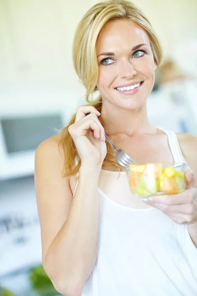 Escolhendo Comer Forma Saudável Mulher Loira Jovem Atraente Desfrutando Uma — Fotografia de Stock