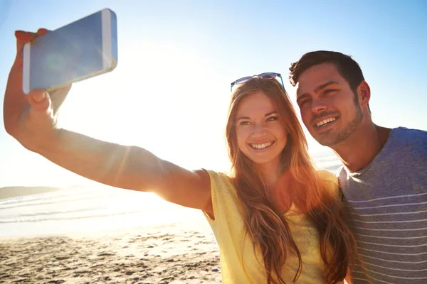Con Spiaggia Sullo Sfondo Una Giovane Coppia Affettuosa Che Selfie — Foto Stock