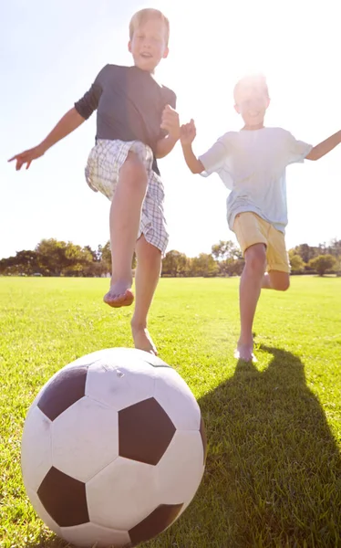 Jde Stávku Dva Mladí Chlapci Hrají Fotbal Slunečného Dne — Stock fotografie