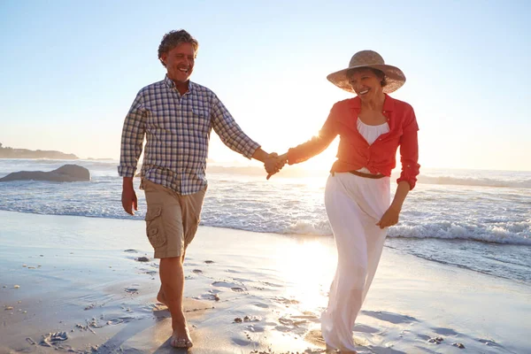 永遠に手をつないで 成熟した夫婦は午後遅くにビーチを散歩し — ストック写真
