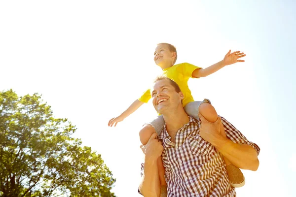 Kisi Açık Havayı Seviyor Baba Tatlı Oğlunu Omuzlarında Taşırken Gülümsedi — Stok fotoğraf