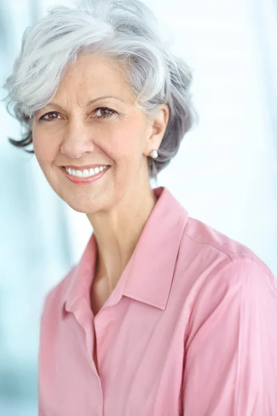 Portret Jednej Szczęśliwej Starszej Białej Kobiety Siwymi Włosami Cieszącej Się — Zdjęcie stockowe