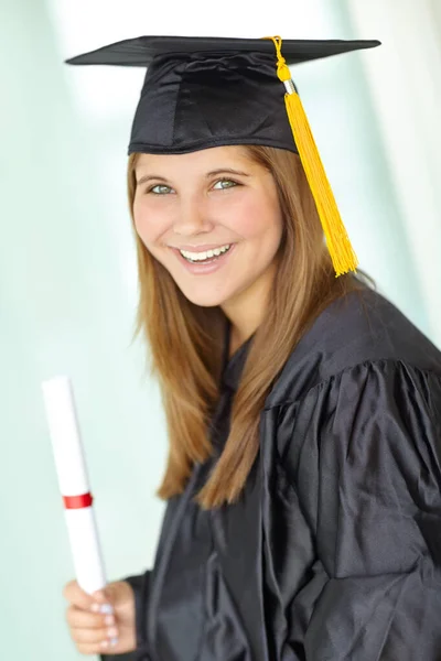 对未来感到兴奋 一个穿着毕业礼服的漂亮大学生 拿着学位 开心地笑着 — 图库照片