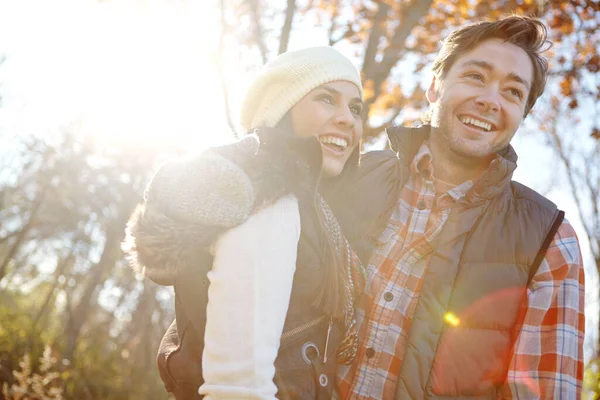 暖かい秋の太陽をお楽しみください 外で抱き合ってる若い恋人 — ストック写真