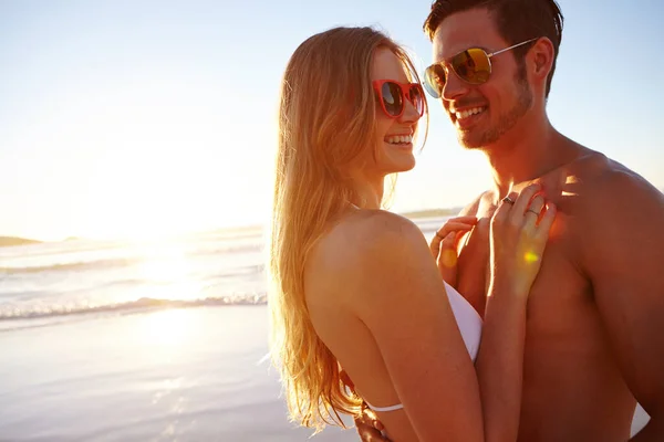 もう少しロマンチックになってもいいですか 若いカップルがビーチでロマンチックな瞬間を楽しんでいます — ストック写真