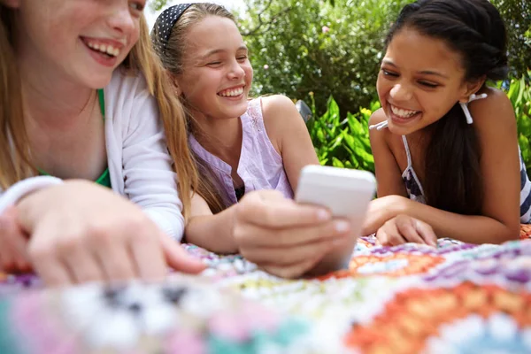 Érase Una Risita Grupo Chicas Jóvenes Charlando Mientras Relajan Afuera — Foto de Stock