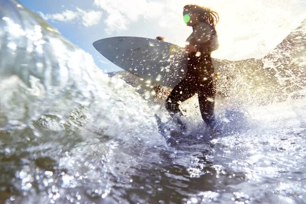 Surf Avontuur Een Vrouwelijke Surfer Die Met Haar Surfplank Golven — Stockfoto