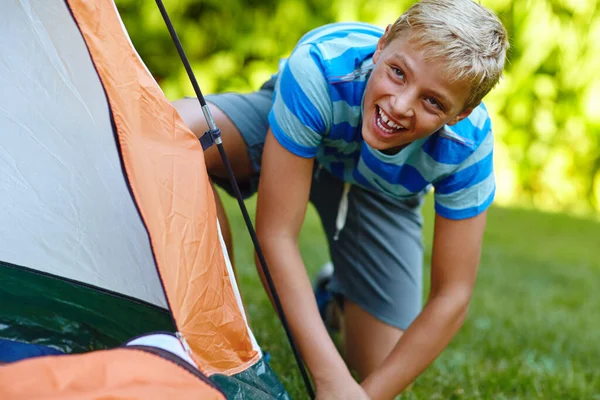 Foi Casa Que Montou Acampamento Rapaz Montar Sua Tenda — Fotografia de Stock