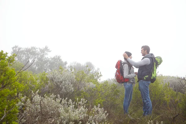 荒野での愛 自然の中でハイキングをしている若いカップルが — ストック写真