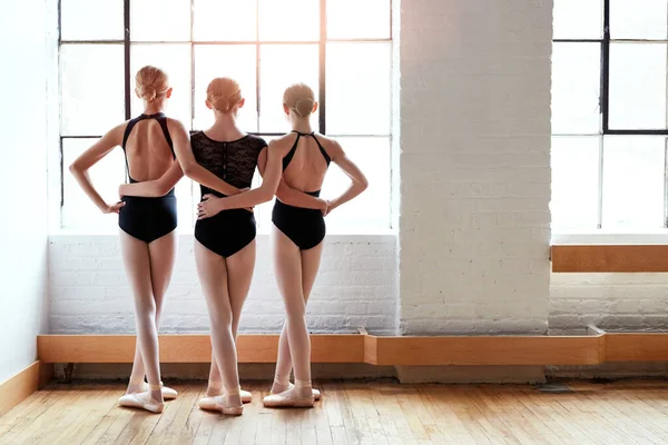 バレエのクラスはあなたの親友とよりよい ダンススタジオで一緒にバレエを練習している若い女の子たちが — ストック写真
