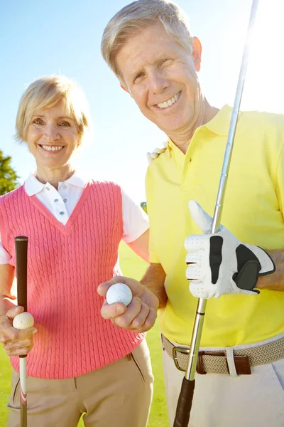 Hij Jaren Een Fervent Golfer Ouderen Paar Houden Hun Golfclubs — Stockfoto