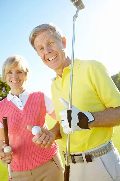Ontspannende Activiteiten Voor Ouderen Ouderen Paar Houden Hun Golfclubs Ballen — Stockfoto