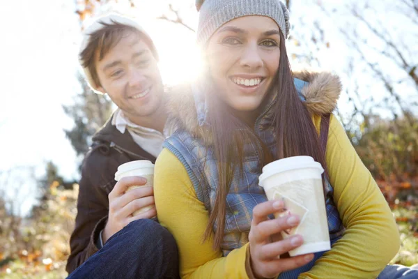 在公园里喝咖啡很开心 一对深情的年轻夫妇坐在一起 在户外喝咖啡 — 图库照片
