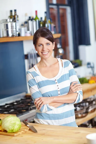 Looking Her Familys Nutritional Needs Portrait Attractive Woman Standing Kitchen — Stock Photo, Image