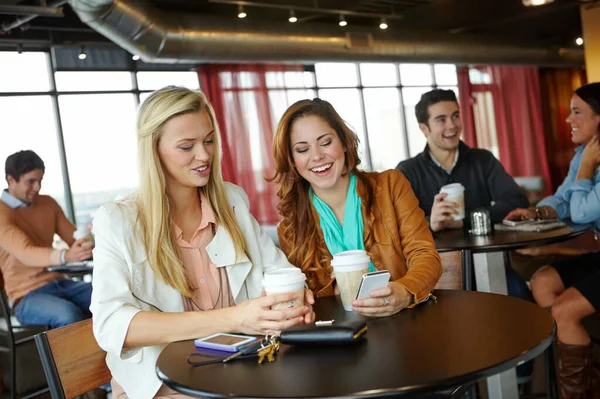Olha Para Este Post Duas Jovens Mulheres Atraentes Tomando Café — Fotografia de Stock