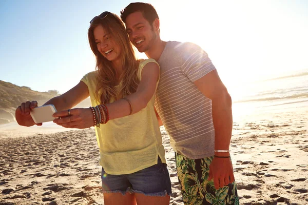 彼らの夏の休日のスナップ写真 ビーチで自画自賛している若いカップルが — ストック写真