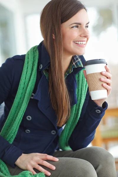 彼女は冬を寒さから守る方法を知っている 豪華な若い女性がコーヒーを飲み — ストック写真