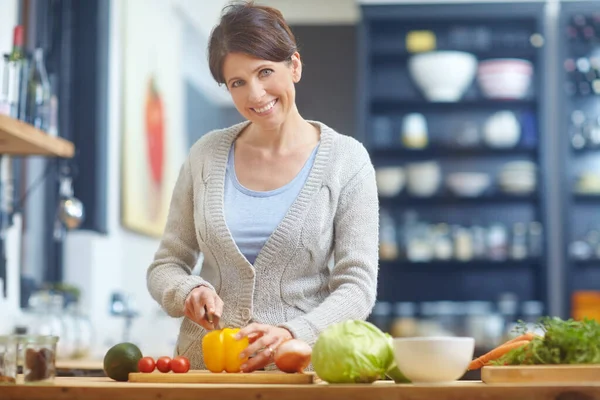Shes Enthusiastic Cooking Attractive Woman Chopping Vegetables Kitchen Counter — Stock Photo, Image