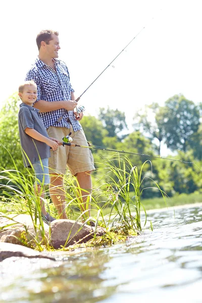 Gölün Yanında Sadece Iki Çocuk Var Babasıyla Gölde Balık Tutarken — Stok fotoğraf
