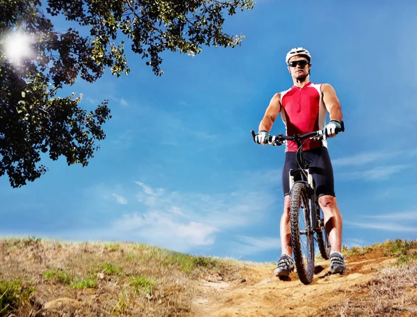 Radfahren Mit Aussicht Ganzkörperaufnahme Eines Sportlichen Jungen Mannes Der Mit — Stockfoto