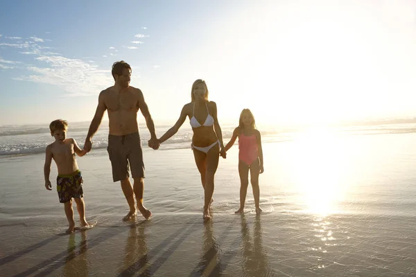 Пора Возвращаться Домой После Удивительного Дня Молодая Семья Прогуливается Пляжу — стоковое фото