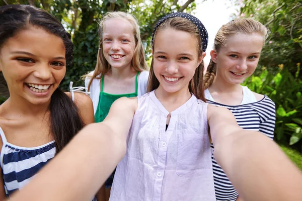 Geluk Rondhangen Met Mijn Vriendinnen School Een Groep Jonge Meisje — Stockfoto
